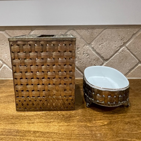 Vintage Stylebuilt vanity set Tissue holder& soap dish. - Picture 4 of 12